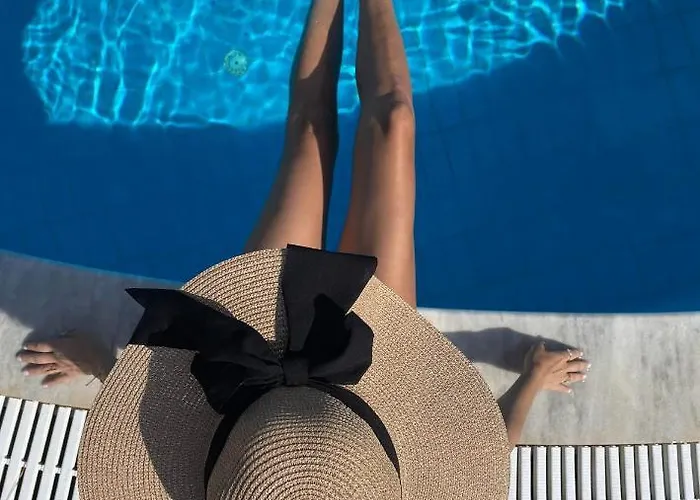 Mr & Mrs White - Santorini Hotel