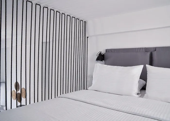 Mr & Mrs White - Santorini Hotel Oia