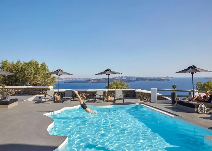 Mr & Mrs White - Santorini 4*