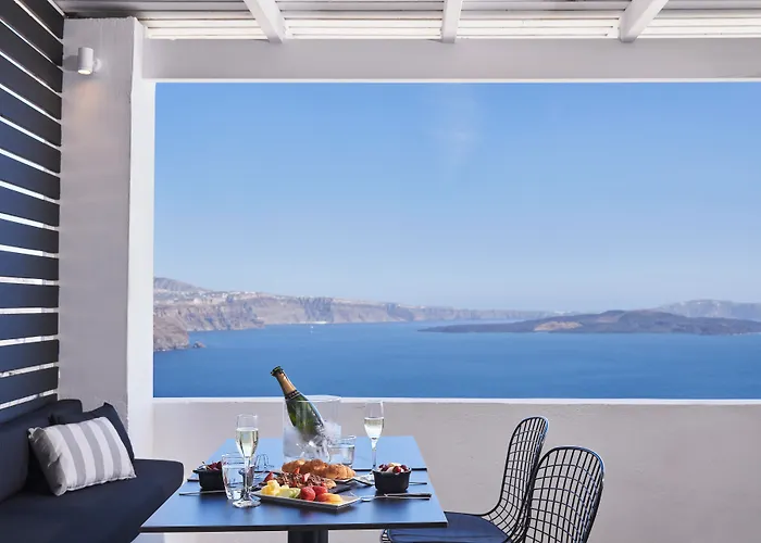 Mr & Mrs White - Santorini 4*