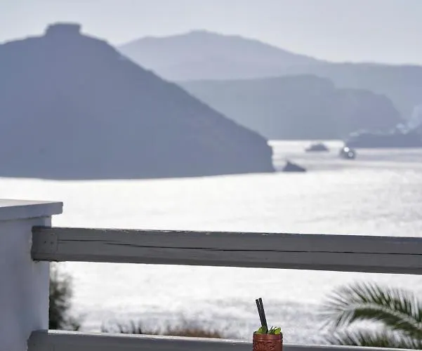 Mr & Mrs White - Santorini 4*