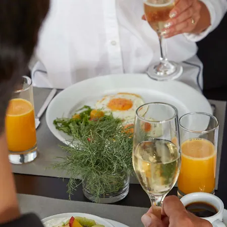 Mr And Mrs White - Santorini 4*