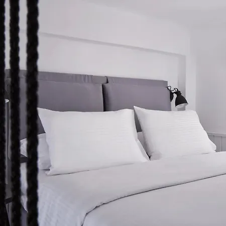 Mr And Mrs White - Santorini 4*