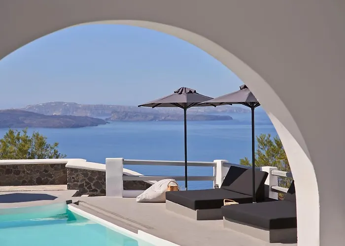 Mr & Mrs White - Santorini 4*