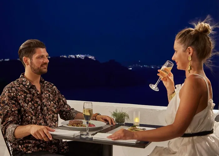 Mr & Mrs White - Santorini 4*