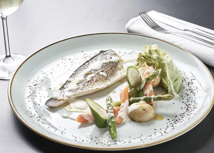 Mr & Mrs White - Santorini 4* Oia (Santorini)