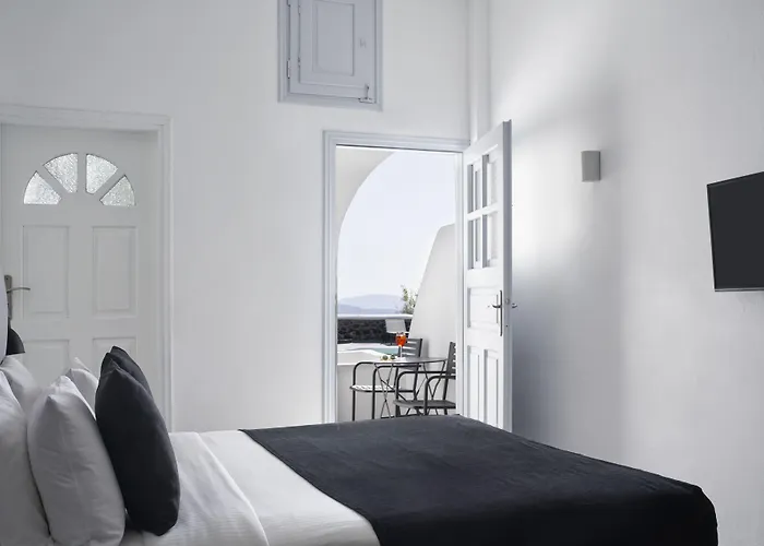 Mr & Mrs White - Santorini 4*
