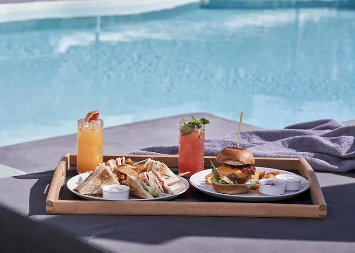 Mr & Mrs White - Santorini 4* Oia (Santorini)