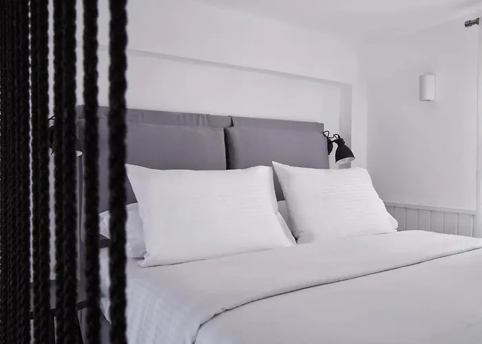 Mr & Mrs White - Santorini 4*