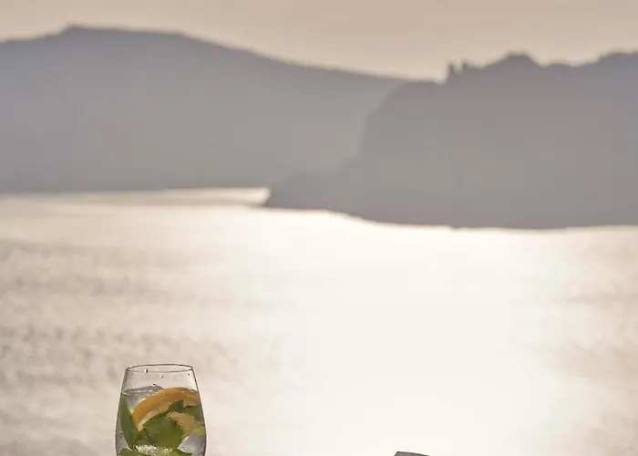 מלון Mr & Mrs White - Santorini 4*