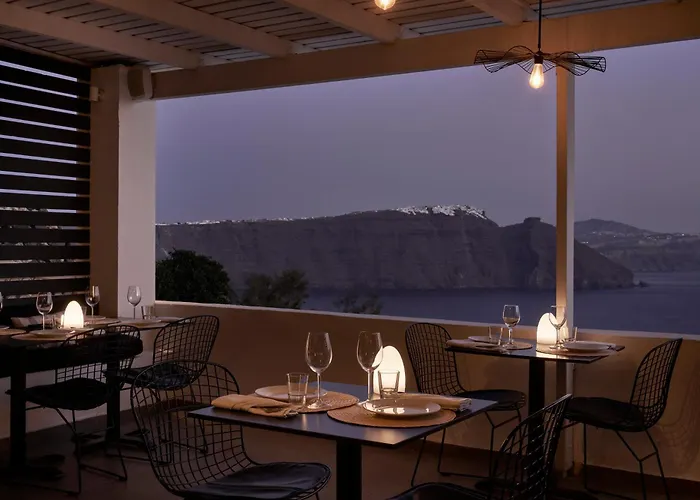 Mr & Mrs White - Santorini 4* Oia (Santorini)