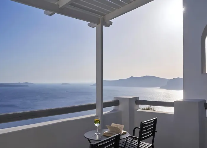 Mr & Mrs White - Santorini 4*