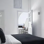 Mr & Mrs White - Santorini 4*