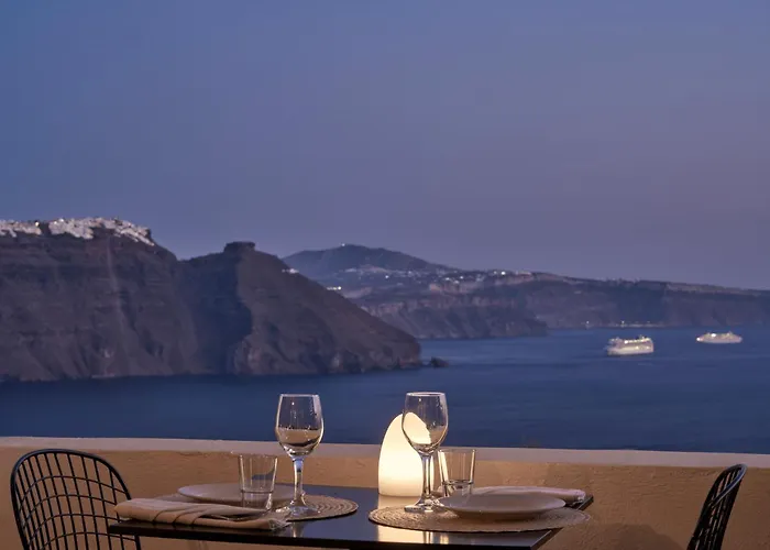 Mr & Mrs White - Santorini 4*