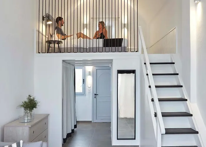 Mr & Mrs White - Santorini 4*