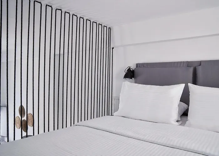 Mr & Mrs White - Santorini 4* Ия